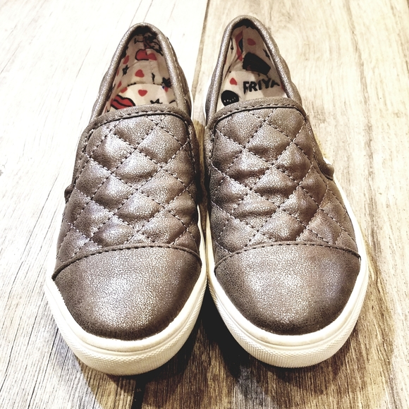 Steve Madden silver girls quilted slippon sneakers - Picture 2 of 6